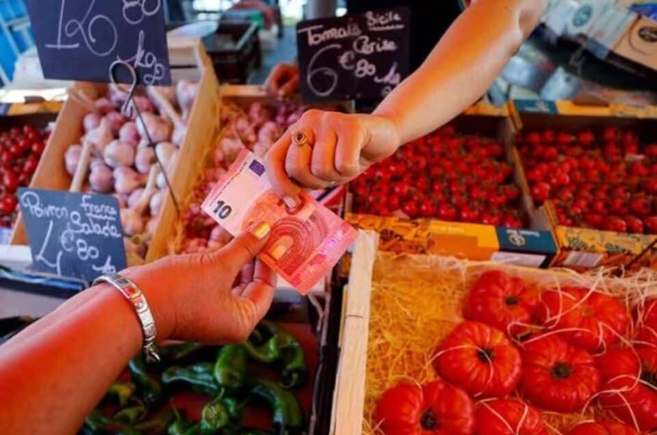 inflation-recession-economy-business-cash-supermarket-cost-of-living-960x636.jpg