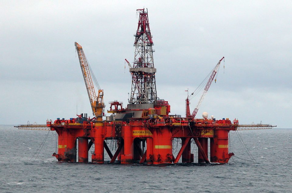 Oil_platform_in_the_North_Sea-960x636.jpg
