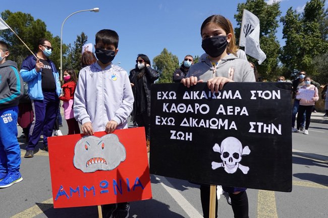 Residents-demonstrating-against-the-asphalt-plants-in-Dali.jpg