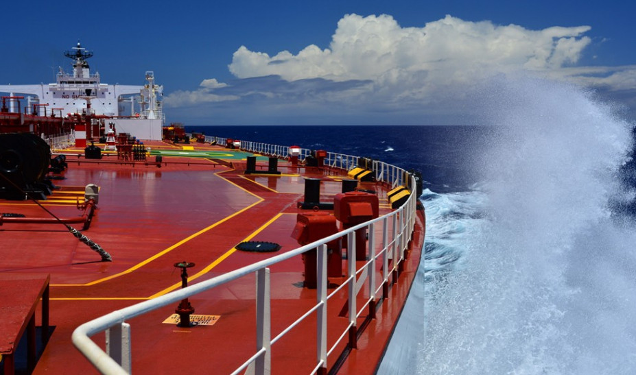 tanker-dexamenoploio-shutterstock.jpg