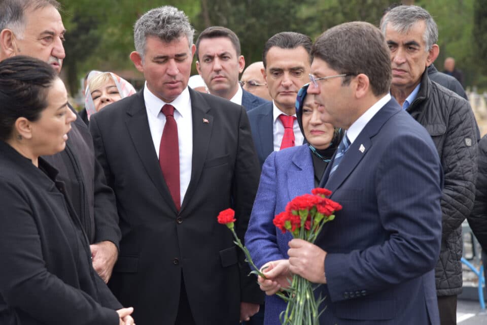 tunc-holding-the-flowers-960x640.jpg